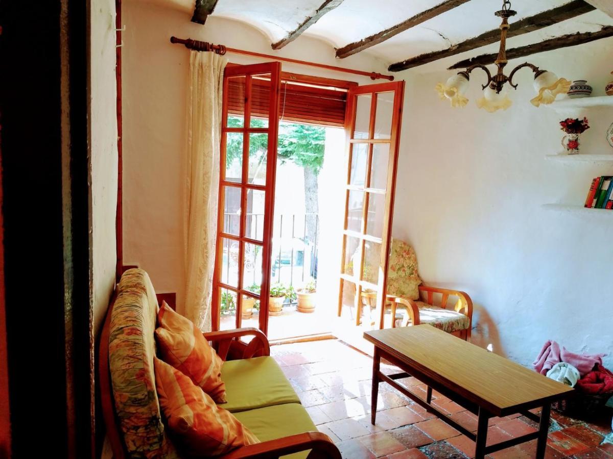 Casa De Amparo Y Jose Manuel Guest House Pavies Bagian luar foto