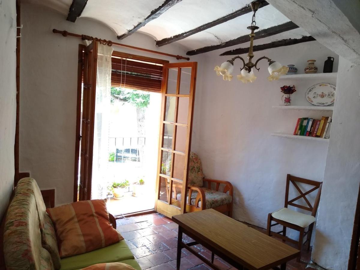 Casa De Amparo Y Jose Manuel Guest House Pavies Bagian luar foto